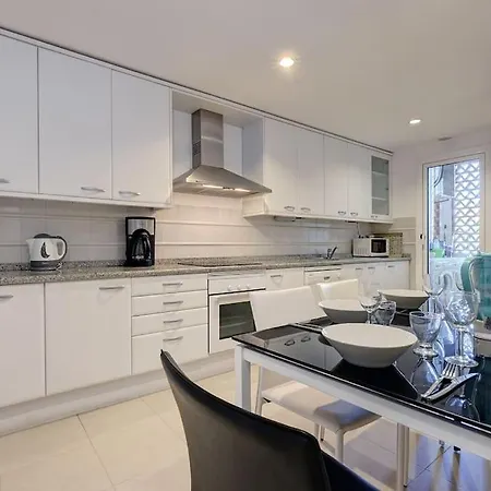 Modern 2-bedroom Flat Next To The Sea