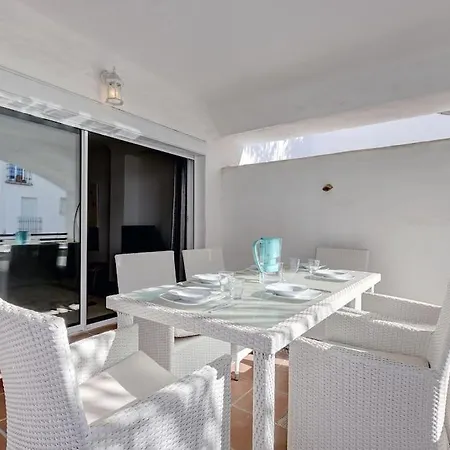 Modern 2-bedroom Flat Next To The Sea Marbella