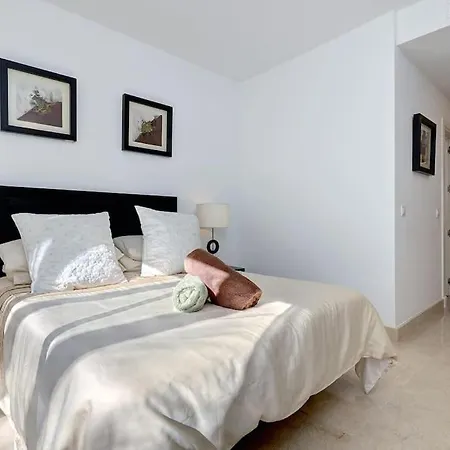 Modern 2-bedroom Flat Next To The Sea