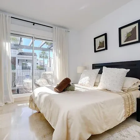 Modern 2-bedroom Flat Next To The Sea *