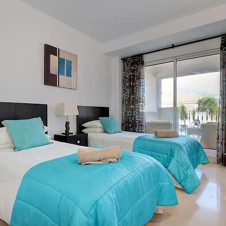 Modern 2-bedroom Flat Next To The Sea 马尔韦利亚
