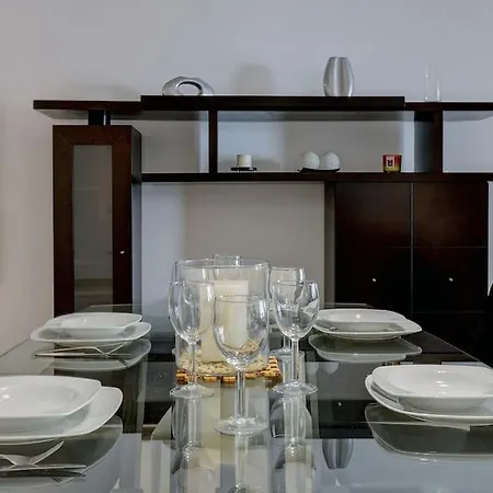 Modern 2-bedroom Flat Next To The Sea *