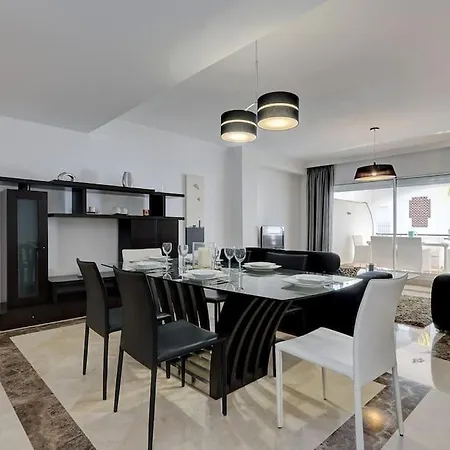 Modern 2-bedroom Flat Next To The Sea Marbella