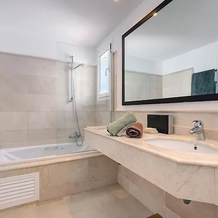 Modern 2-bedroom Flat Next To The Sea Apartment *