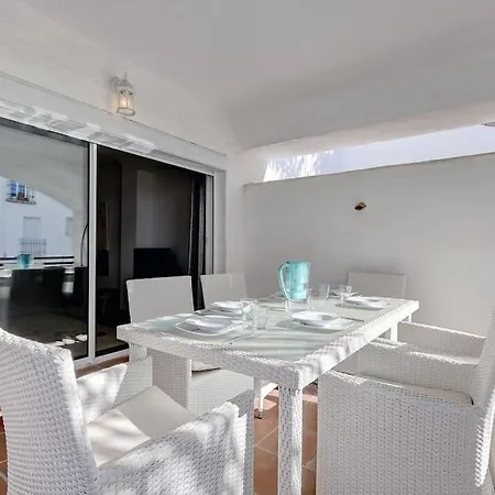 Modern 2-bedroom Flat Next To The Sea Marbella