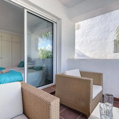 Modern 2-bedroom Flat Next To The Sea Marbella